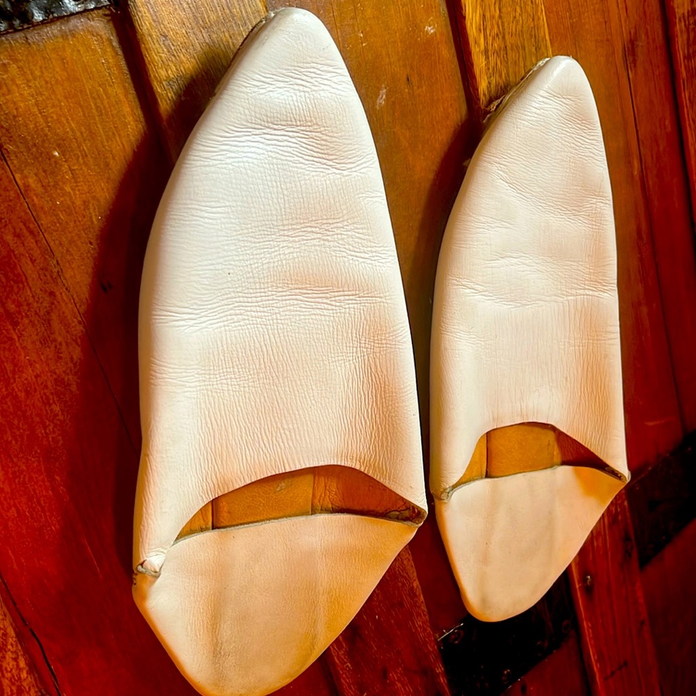 Bronze Age pointed leather white slides size 7 - 7.5